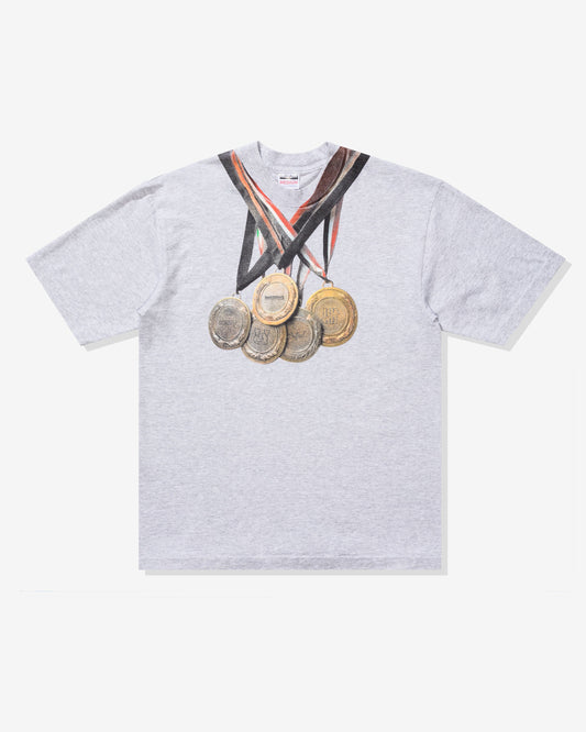 Undefeated Clothing - UNDEFEATED X BADFRIEND MEDALS S/S TEE - HEATHER GREY