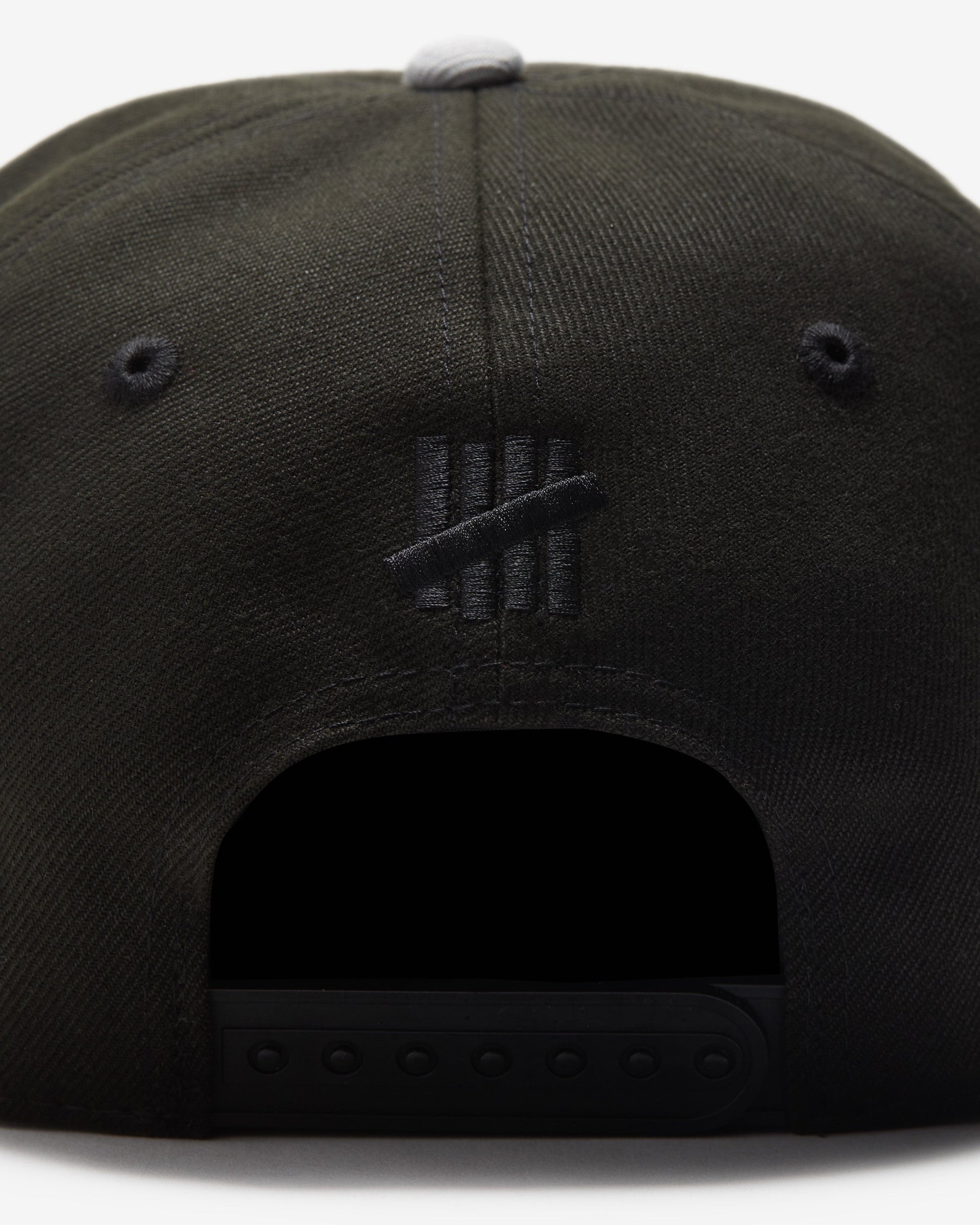 Undefeated Accessories - UNDEFEATED 2-TONE ARCH SNAPBACK